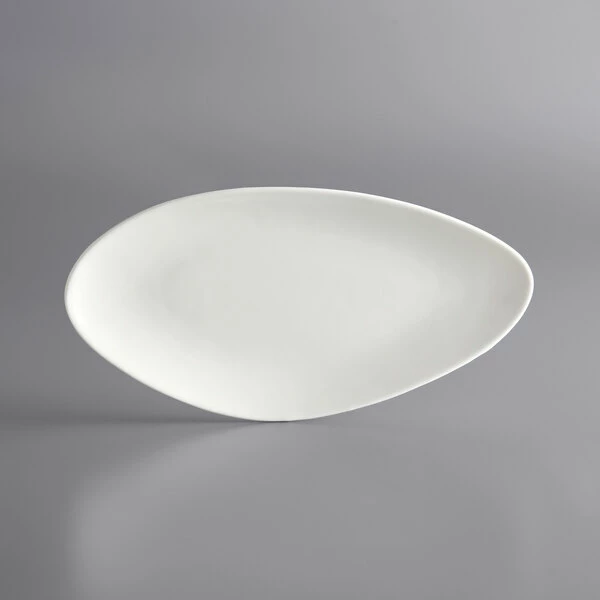 Acopa Nova 11" X 5 1/2" Cream White Slim Triangle Coupe Stoneware Plate - 12/Case 2 Acopa Nova 11" X 5 1/2" Cream White Slim Triangle Coupe Stoneware Plate - 12/Case - Image 2